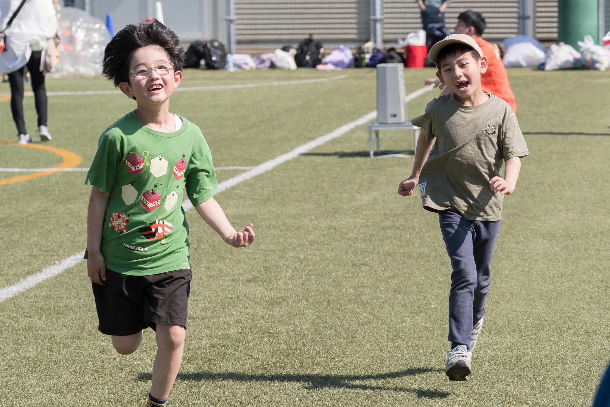 笑顔で走ってくる子どもたち